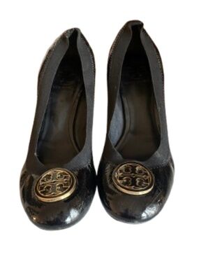 Tory Burch Black Patent Leather Logo Pumps Size 8 Mid Heel